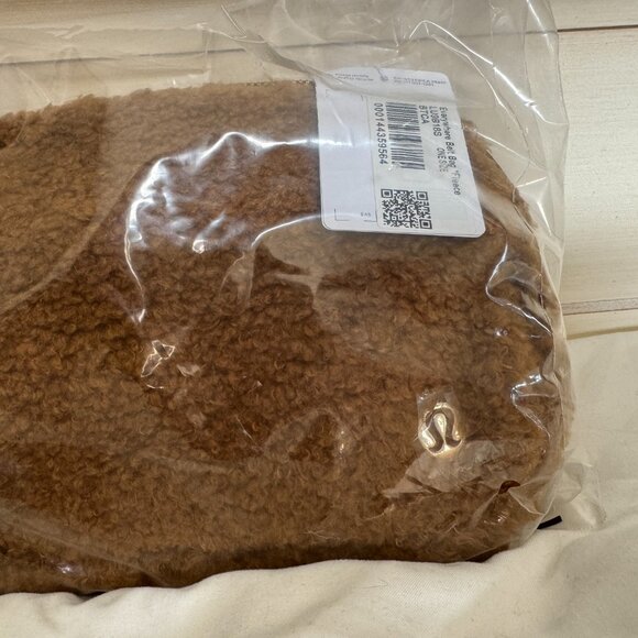 NWT, Lululemon Everywhere Belt Bag, Fleece, Burnt Caramel - Gold Hardware - Picture 5 of 9